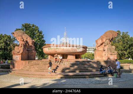 Stierbrunnen, Arnswalder Platz, Prenzlauer Berg, Pankow, Berlin, Deutschland Foto Stock