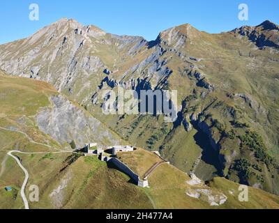 VISTA AEREA. Fortificazione militare dalla fine del 1800 ad un'altitudine di 2000 m nella valle di Tarentaise. Fort de la Platte, Bourg-St-Maurice, Francia. Foto Stock