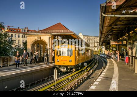 U-Bahn, Schlesisches Tor, Kreuzberg di Berlino, Deutschland Foto Stock