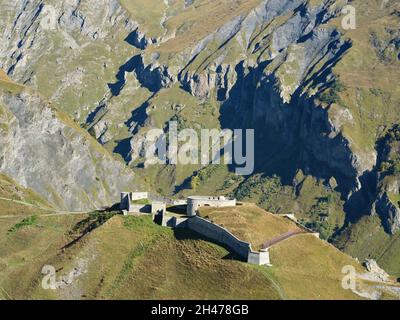 VISTA AEREA. Fortificazione militare dalla fine del 1800 ad un'altitudine di 2000 m nella valle di Tarentaise. Fort de la Platte, Bourg-St-Maurice, Francia. Foto Stock