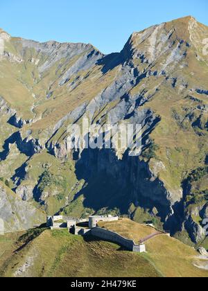 VISTA AEREA. Fortificazione militare dalla fine del 1800 ad un'altitudine di 2000 m nella valle di Tarentaise. Fort de la Platte, Bourg-St-Maurice, Francia. Foto Stock