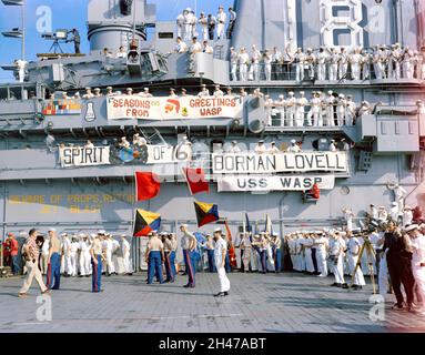 (18 dic. 1965) --- gli equipaggi della portaerei USS Wasp si riuniscono sul ponte per assistere al recupero della navicella spaziale Gemini-7 della National Aeronautics and Space Administration e degli astronauti. Gemini-7, con gli astronauti Frank Borman, pilota di comando, e James A. Lovell Jr., pilota, si è abbattuto nell'Atlantico occidentale alle 9:05 (EST), 18 dicembre 1965, per concludere una missione record di 14 giorni nello spazio. Foto Stock