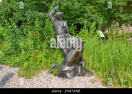 Skulptur 'am Zopf aus dem Sumpf ziehen', Lügenbaron Freiherr von Münchhausen, Münchhausenstadt Bodenwerder, Niedersachsen, Deutschland Foto Stock