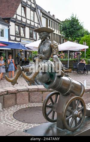 Münchhausenbrunnen, Baron von Münchhausen, Münchhausenstraße, Bodenwerder, Niedersachsen, Germania Foto Stock