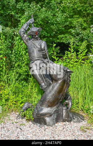 Skulptur 'am Zopf aus dem Sumpf ziehen', Lügenbaron Freiherr von Münchhausen, Münchhausenstadt Bodenwerder, Niedersachsen, Deutschland Foto Stock