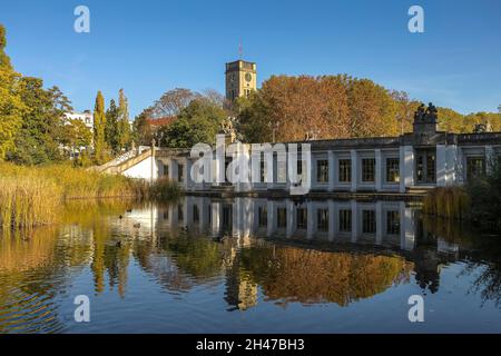 Herbst, Ententeich, Carl-Zuckmayer-Brücke mit U-Bahnhof Rathaus Schöneberg, Rudolph-Wilde-Park, Schöneberg, Tempelhof-Schöneberg, Berlino, Germania Foto Stock