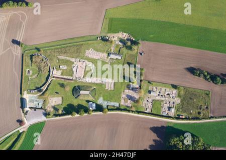 VISTA AEREA VERTICALE. Sito archeologico di Alésia. Alise-Sainte-Reine, Côte d'Or, Bourgogne-Franche-Comté, Francia. Foto Stock