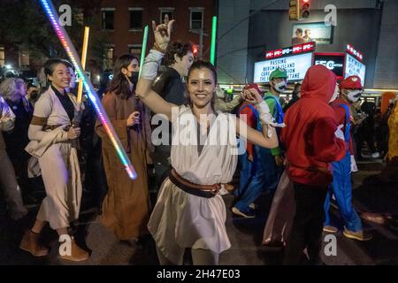 New York, Stati Uniti. 31 ottobre 2021. Un interprete di luci twirl balla durante la 48a Parata annuale di Halloween del Villaggio di New York City a New York City. Il tema di quest'anno è "Let's Play", dedicato ai bambini di New York che non hanno avuto un halloween adeguato nel 2020. L'anno scorso la sfilata, così come numerosi altri eventi di Halloween, sono stati cancellati o ridimensionati a causa della pandemia del coronavirus. (Foto di Ron Adar/SOPA Images/Sipa USA) Credit: Sipa USA/Alamy Live News Foto Stock