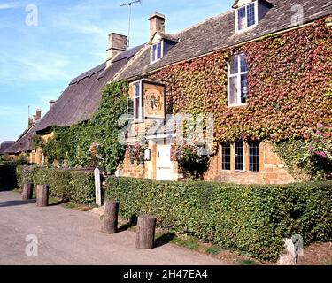 Vista del Falkland Arms Pub, Great Tew, Regno Unito. Foto Stock