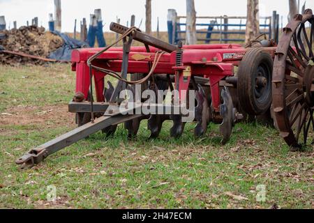 Itaja, Goias, Brasile - 10 15 2021: Aratro con erpice a disco da collegare al trattore Foto Stock