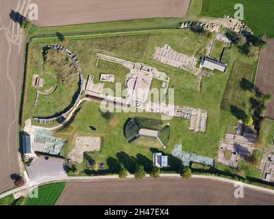 VISTA AEREA VERTICALE. Sito archeologico di Alésia. Alise-Sainte-Reine, Côte d'Or, Bourgogne-Franche-Comté, Francia. Foto Stock