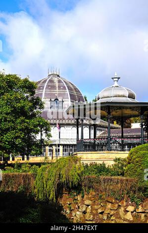 Octagon Hall e bandstand nei Pavilion Gardens, Buxton, Derbyshire, Inghilterra, Regno Unito, Europa occidentale. Foto Stock