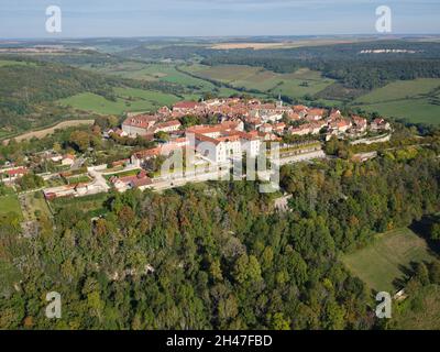 VISTA AEREA. Piccola città su un promontorio che domina la valle di Ozerain. Flavigny-sur-Ozerain, Côte d'Or, Bourgogne-Franche-Comté, Francia. Foto Stock