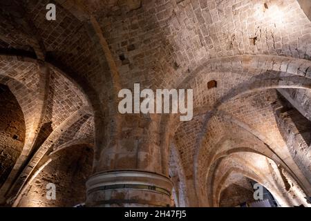 Israele, Acre, i crociati sotterranei cavalieri sale nel vecchio Akko Foto Stock