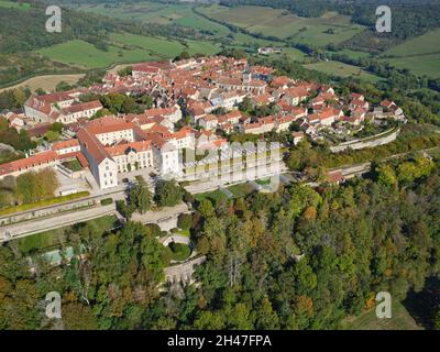 VISTA AEREA. Piccola città su un promontorio che domina la valle di Ozerain. Flavigny-sur-Ozerain, Côte d'Or, Bourgogne-Franche-Comté, Francia. Foto Stock