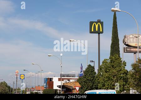 LA ELIANA, SPAGNA - 27 OTTOBRE 2021: McDonald's è la più grande catena di ristoranti del mondo per fatturato Foto Stock