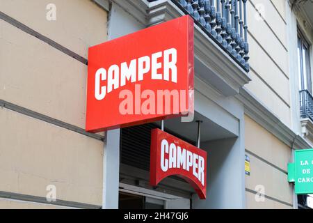 VALENCIA, SPAGNA - 26 OTTOBRE 2021: Camper è una società di calzature con sede a Mallorca, Spagna Foto Stock