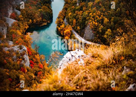 Colori autunnali, fiume e strada, Forrest Kanjon une Foto Stock