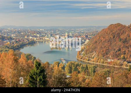 Vista panoramica su Passau sul Danubio in autunno Foto Stock