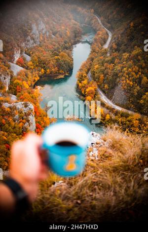 Colori autunnali, caffè da bere Foto Stock