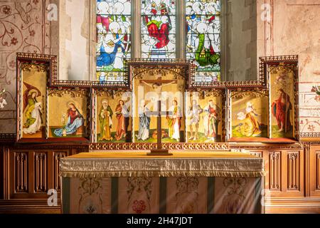 Dipinti murali storici, altare e pala all'interno della chiesa di St James, villaggio di Bramley, Hampshire, Inghilterra, Regno Unito, Un edificio di grado i Foto Stock