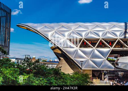 Canary Wharf Crossrail Place con Big Easy Restaurant, Londra, Regno Unito Foto Stock