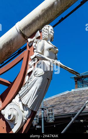 Figurehead alla prua della nave replica delle tre Sorelle a Tobacco Dock, Wapping, Londra, Regno Unito Foto Stock