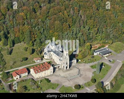 VISTA AEREA. Basilica di Bois Chenu, costruita sul sito dove Giovanna d'Arco sentì voci. Domrémy-la-Pucelle, Vosgi, Grand Est, Francia. Foto Stock