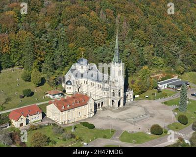 VISTA AEREA. Basilica di Bois Chenu, costruita sul sito dove Giovanna d'Arco sentì voci. Domrémy-la-Pucelle, Vosgi, Grand Est, Francia. Foto Stock