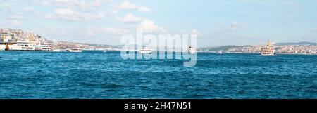 Grande vista panoramica dello stretto del Bosforo con ponte, navi e architettura durante la soleggiata giornata estiva a Istanbul, Turchia Foto Stock
