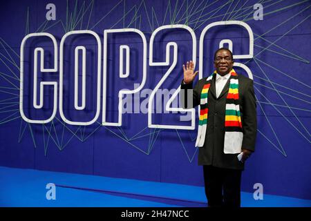 Il presidente dello Zimbabwe Emmerson Mnangagwa arriva al vertice del Cop26 presso lo Scottish Event Campus (SEC) a Glasgow. Data foto: Lunedì 1 novembre 2021. Foto Stock