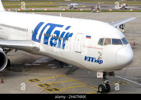 MOSCA - OTT 19: Primo piano dell'aeroplano con le compagnie aeree UTair a Mosca, ottobre 19. 2021 in Russia. UTair è la famosa compagnia aerea russa. Foto Stock