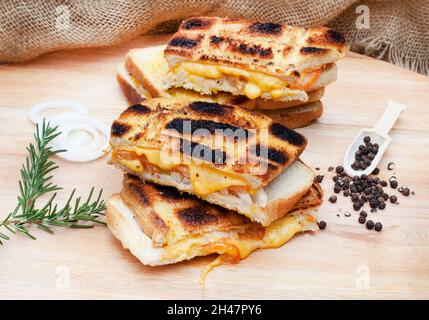 Tradizionale pane braai sudafricano con formaggio, cipolla e pomodoro Foto Stock