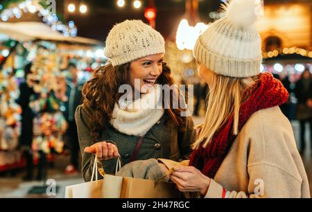 Ritratto di giovane allegra donna felice che fa shopping di Natale. Natale shopping persone concetto Foto Stock