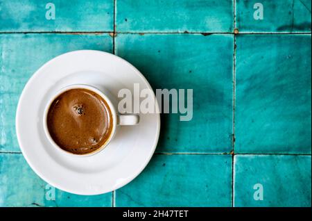 Tradizionale caffè turco anatoliano in tazza di ceramica bianca su un tavolo d'epoca in un vecchio caffè turco Foto Stock