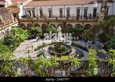 Vista sul chiostro del monastero annesso alla chiesa di Santa Caterina a Palermo Foto Stock