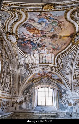 Particolare del soffitto decorato in rovina di una cappella chiusa della chiesa di Santa Caterina a Palermo Foto Stock