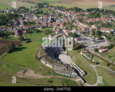 VISTA AEREA. Sito archeologico gallo-romano di Grand. Vosgi, Grand Est, Francia. Foto Stock