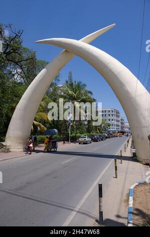 Le grandi zanne di elefanti in alluminio, Pembe Za Ndovu, formano un arco su Moi Avenue, Mombasa, Kenya Foto Stock