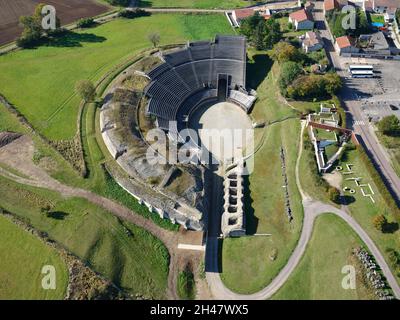 VISTA AEREA. Sito archeologico gallo-romano di Grand. Vosgi, Grand Est, Francia. Foto Stock