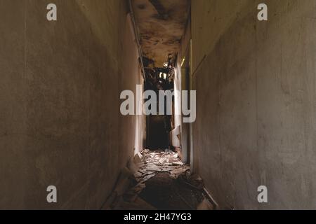 Un vecchio fienile di fieno crollato, una fattoria abbandonata, perso e decaduto edificio Foto Stock