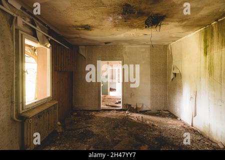 Un vecchio fienile di fieno crollato, una fattoria abbandonata, perso e decaduto edificio Foto Stock