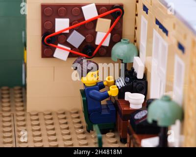 Tambov, Federazione russa - 02 agosto 2021 Lego poliziewoman sta digitando su una macchina da scrivere nella stazione di polizia Foto Stock