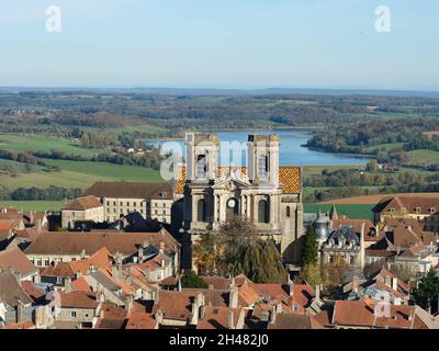 VISTA AEREA. Cattedrale di Saint-Mammès con il Lago Liez in lontananza. Langres, Haute-Marne, Grand Est, Francia. Foto Stock