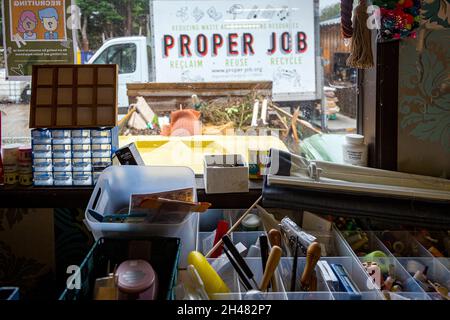 Il lavoro adeguato è un centro di riciclaggio gestito dalla comunità, non a scopo di lucro, con sede a Chagford, Devon. Foto Stock