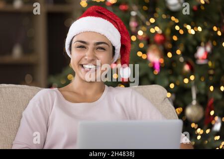 Gioiosa ridere giovane donna indiana usando il computer. Foto Stock