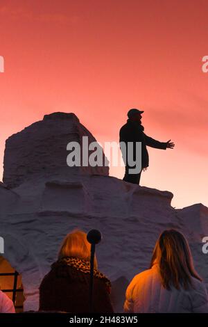 I poeti di tutta la Cornovaglia si riunirono per SproutSpoken, una celebrazione della poesia all'iconico Hut Huer al tramonto per celebrare il National Poetr Foto Stock