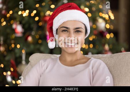 Testa ritratto girato di sorridente donna indiana festiva. Foto Stock