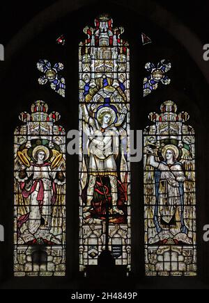 Una vetrata di Herbert Davis raffigurante l'Arcangelo Michele che uccide il drago, la chiesa di St Michael & All Angels, Fringford, Oxfordshire Foto Stock