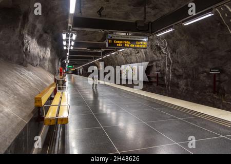 Stoccolma, Svezia - 29 maggio 2016: Una donna alla stazione della metropolitana di Kungstradgarden. Stazione della metropolitana, scolpita nella roccia. Foto Stock